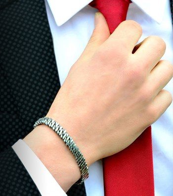 How to wear men's bracelets - without overdoing it (Find your style)