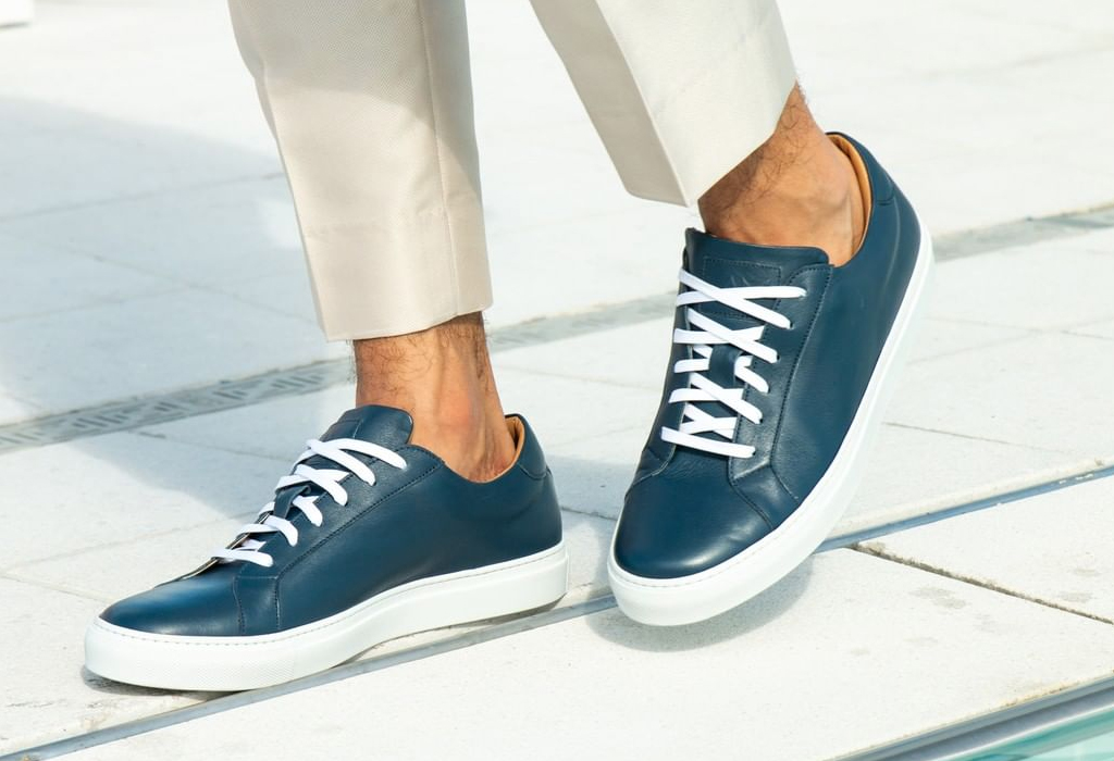 Which colour shoes should I wear with navy blue blazer, white shirt and  ligh blue jeans? - Quora
