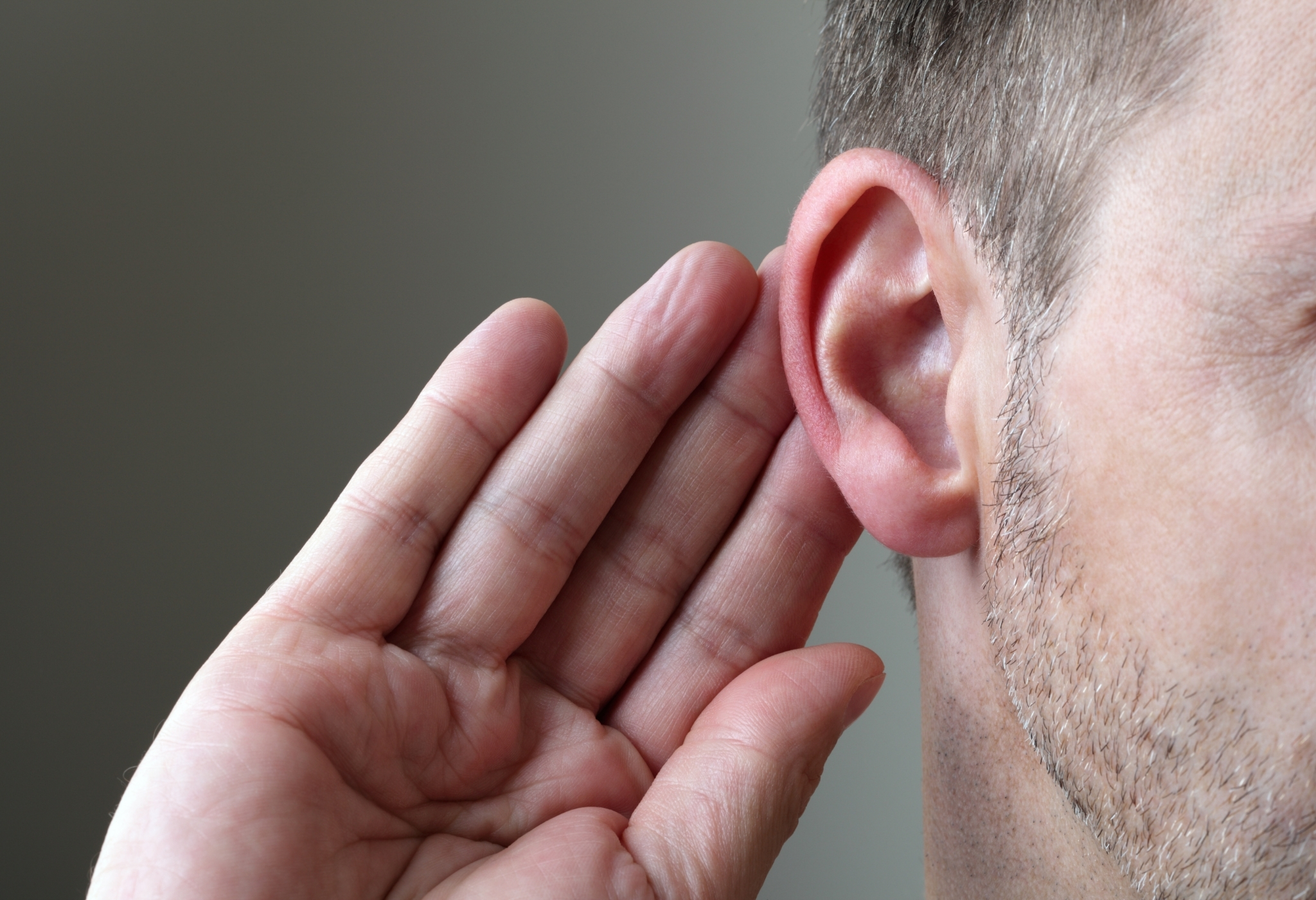 a man attempting to listen by cupping his ear with his hand turn offs for women (habits that are turn offs for women)