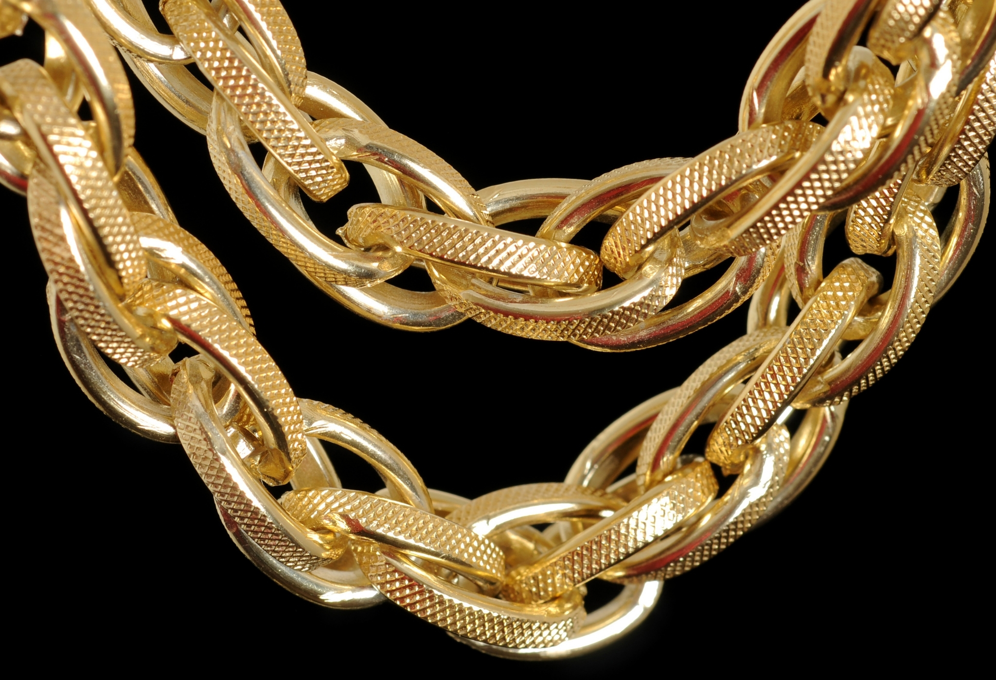 Eine goldene Halskette mit einer Kette ist, wie Männer Halsketten tragen