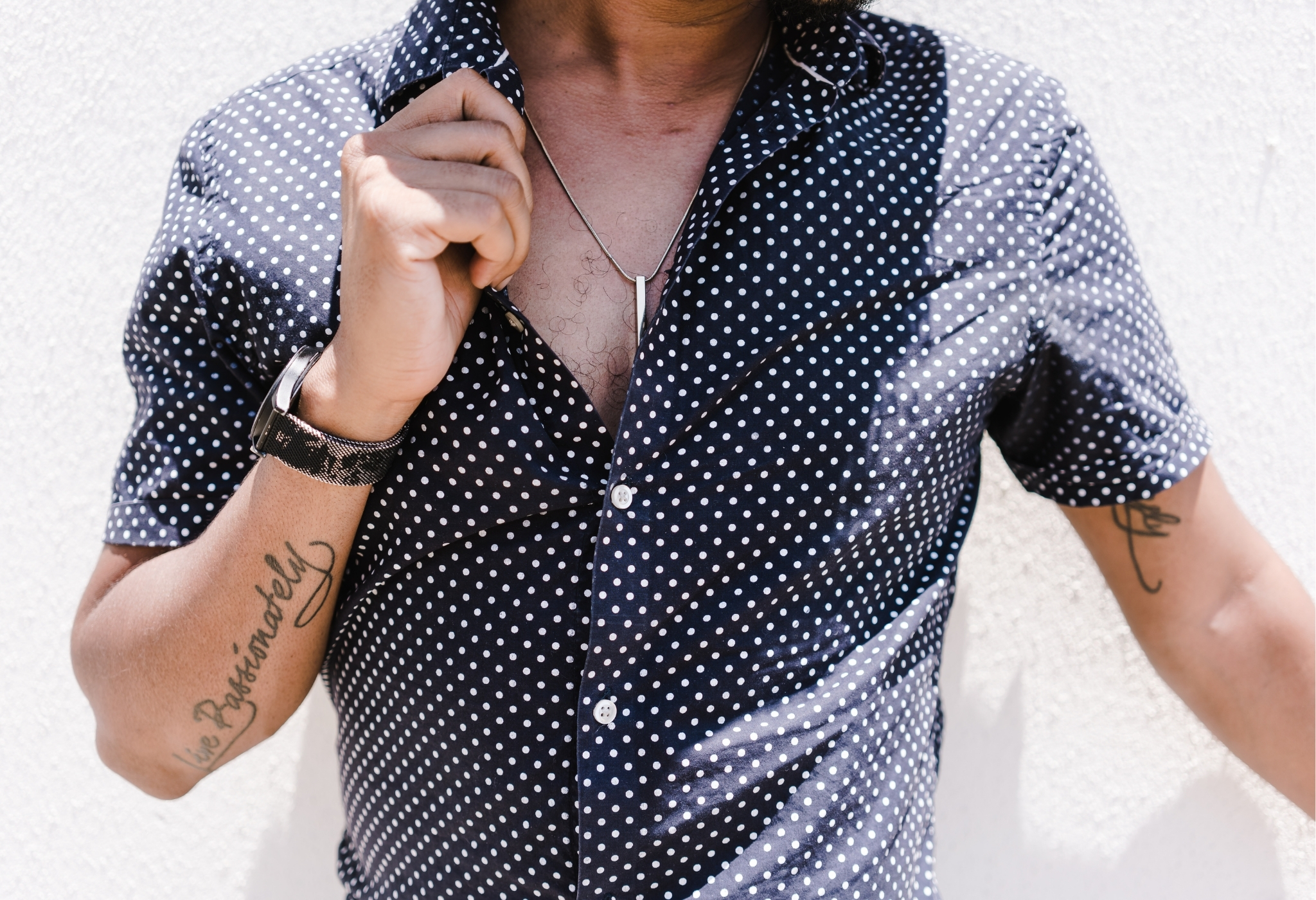 How to Wear a Chain With a Collared Shirt 