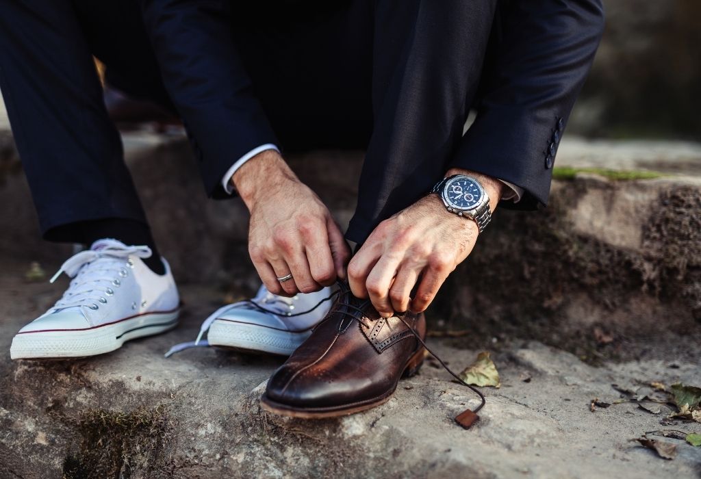 men swapping canvas sneakers with dress shoes to look sharp