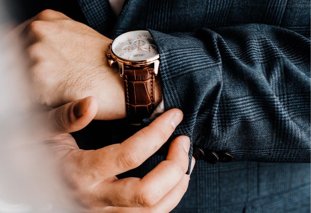 великолепно выглядящие наручные часы - это аксессуар, который женщины хотят носить с мужчинами