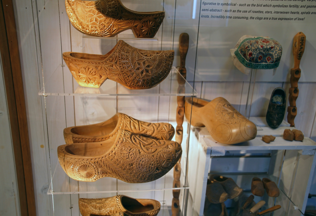 Древние тапочки в экспозиции музея