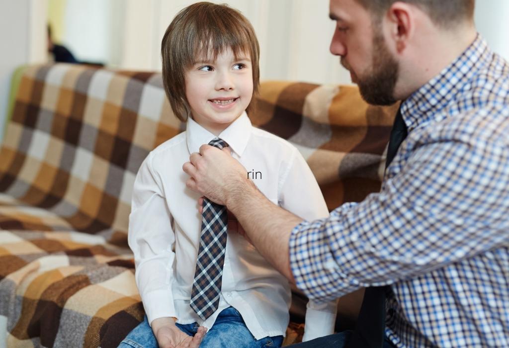 папа помогает сыну завязать галстук 